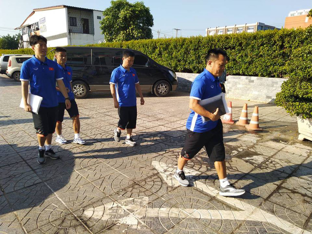 Các thành viên BHL ĐT Việt Nam di chuyển về khách sạn để họp kín (ảnh: Dân Trí) undefined
